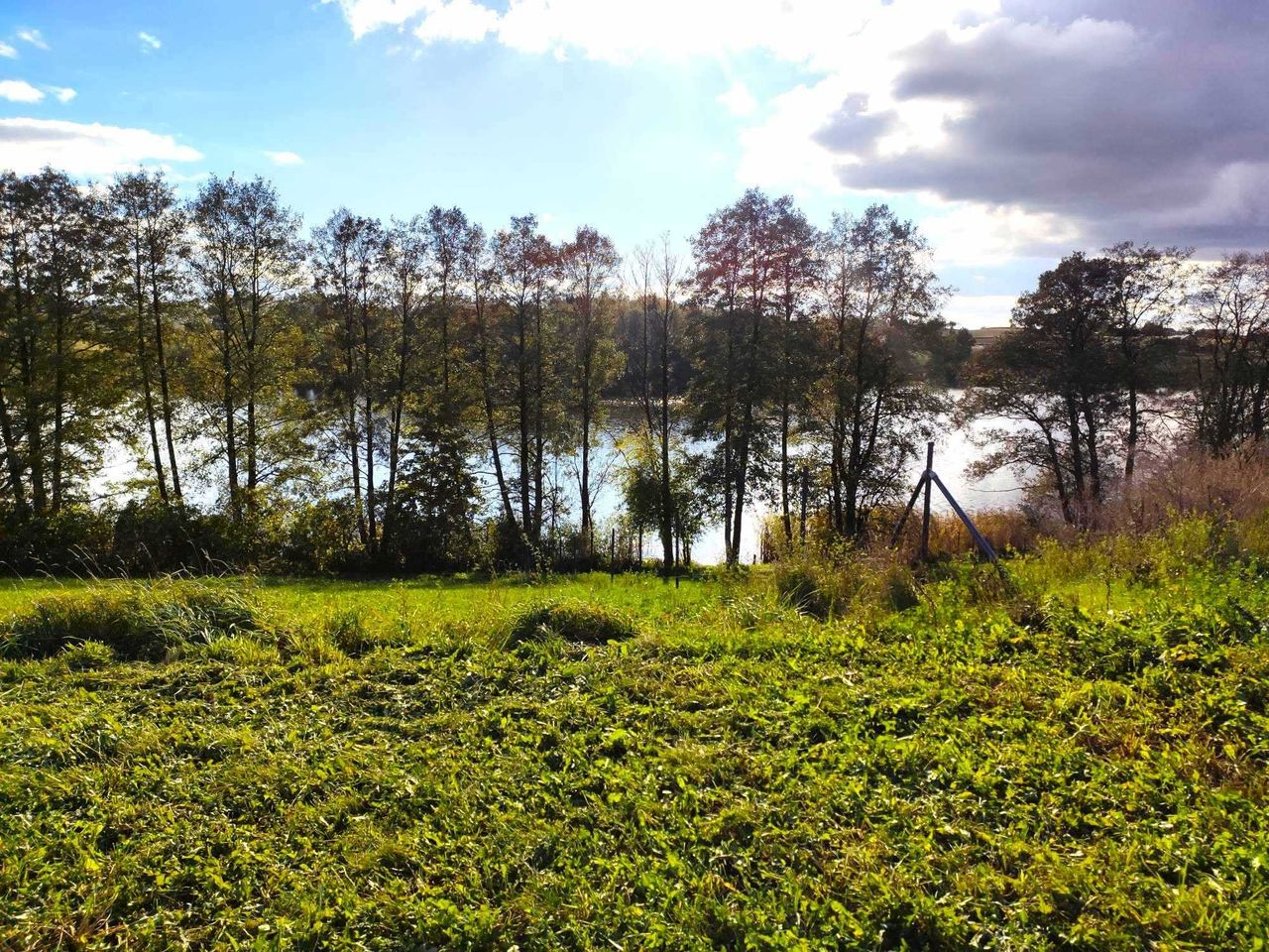 Z linią brzegową jeziora, południowy widok, z pozwoleniem na budowę.